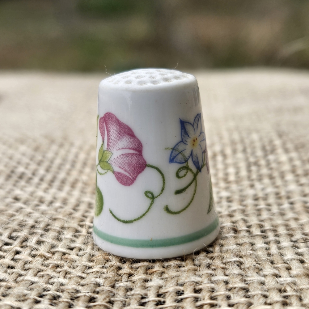 Vintage Royal Worcester Bone China Thimble Pink Floral Made in England - Picture 2 of 9